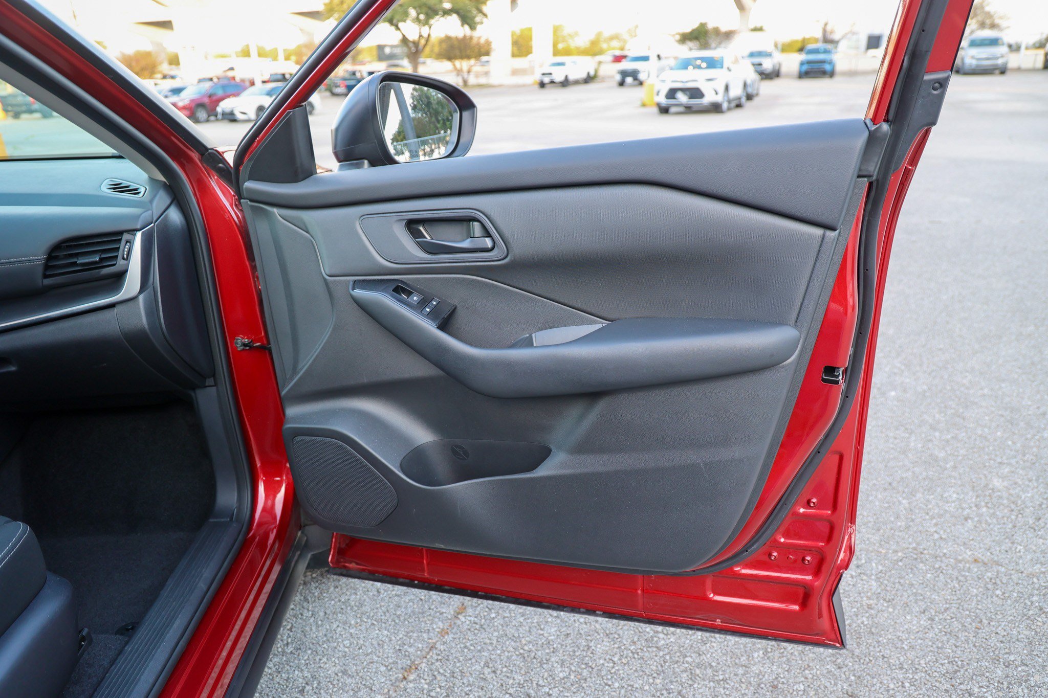 Used 2025 Nissan Rogue S AWD/4WD image 39