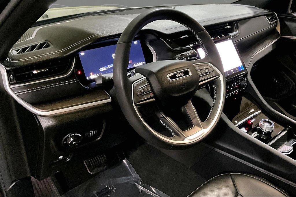 Used 2025 Jeep Grand Cherokee Limited w/ Luxury Tech Group II AWD/4WD image 17