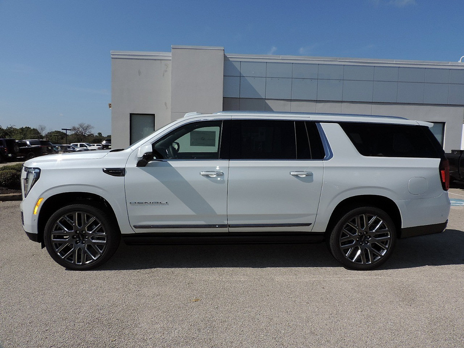 New 2026 GMC Yukon XL Denali Ultimate w/ LPO, Floor Liner Package AWD/4WD image 8