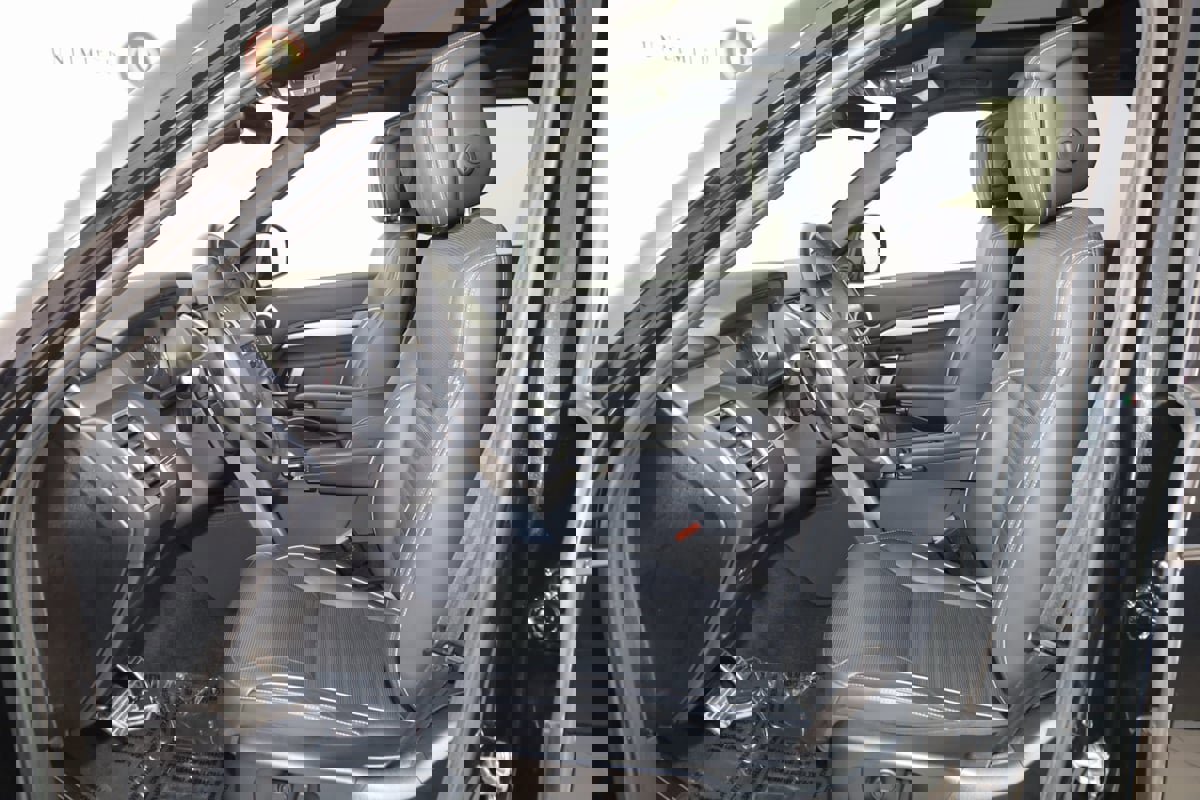 Used 2023 Land Rover Discovery S R-Dynamic image 12