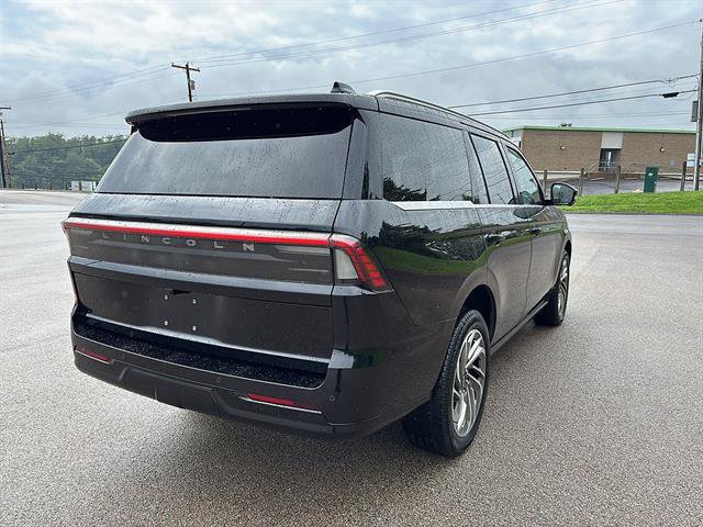 Used 2025 Lincoln Navigator Reserve AWD/4WD image 4