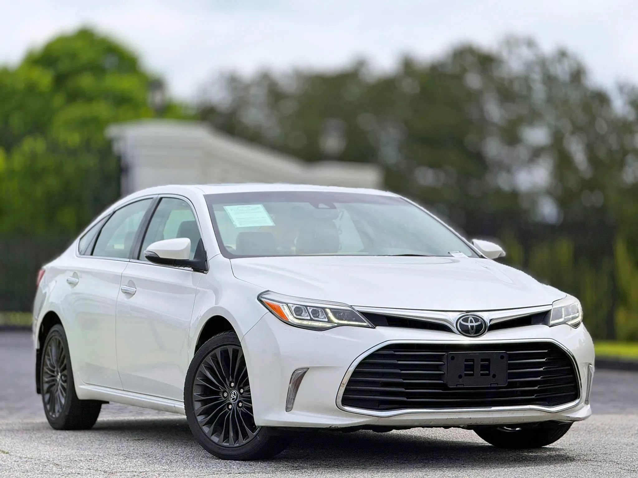 Used 2018 Toyota Avalon Touring FWD image 4