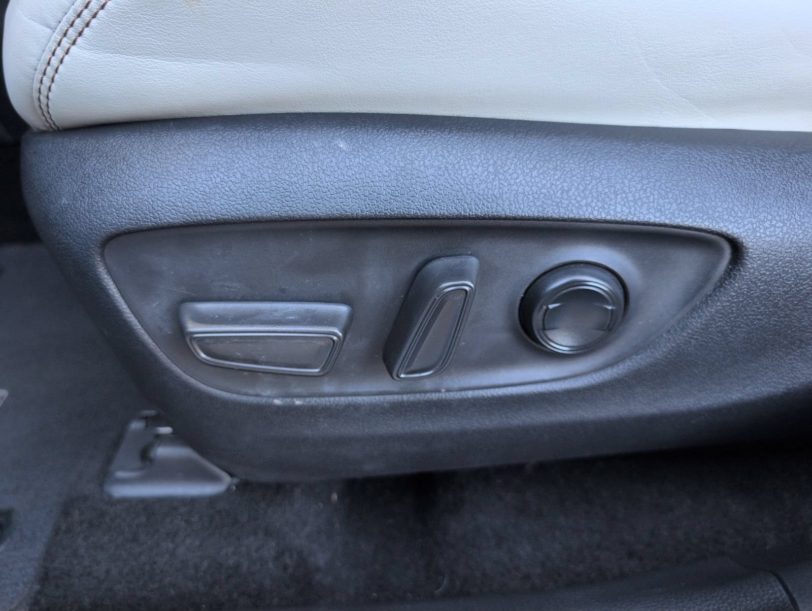 Used 2021 Toyota RAV4 XLE Premium FWD image 7