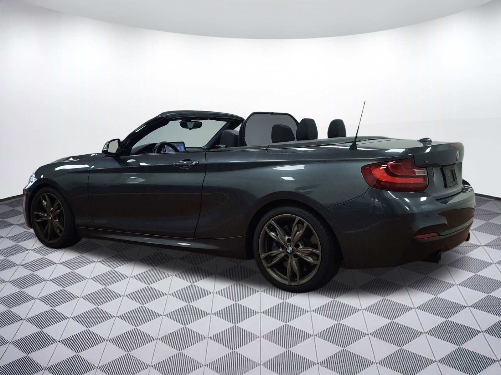 Used 2016 BMW M235i xDrive Convertible image 3