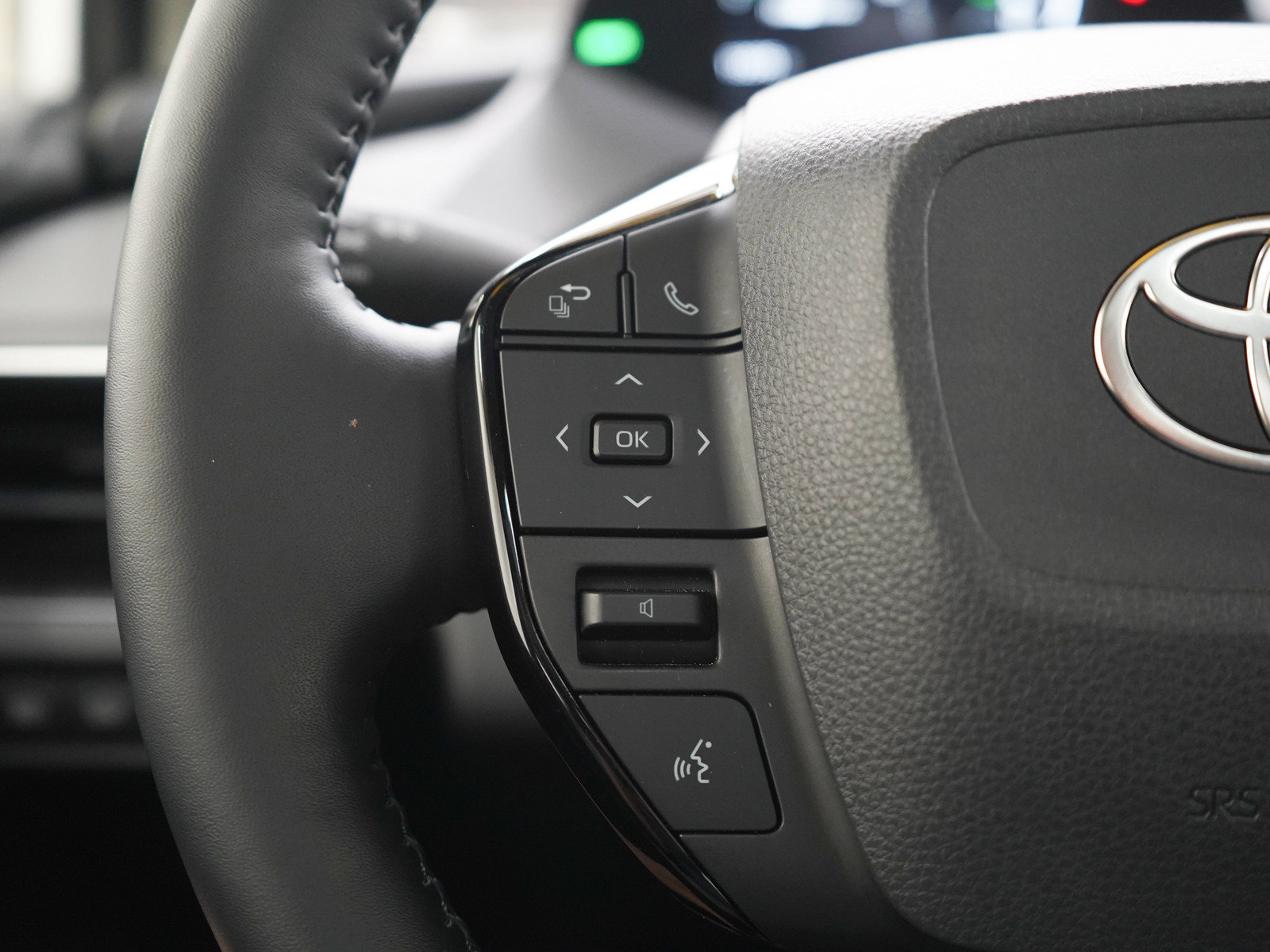 Used 2025 Toyota Prius AWD image 25
