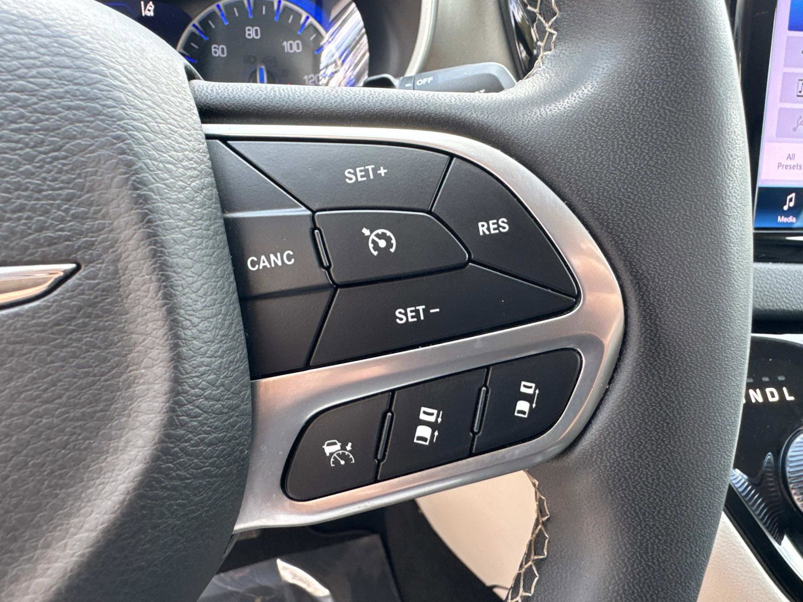 Certified 2023 Chrysler Pacifica Touring-L image 30