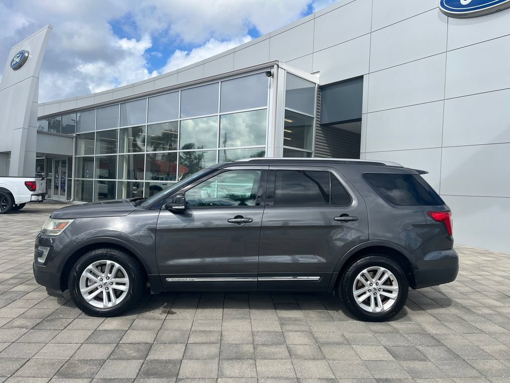 Used 2017 Ford Explorer XLT w/ Equipment Group 202A FWD image 3