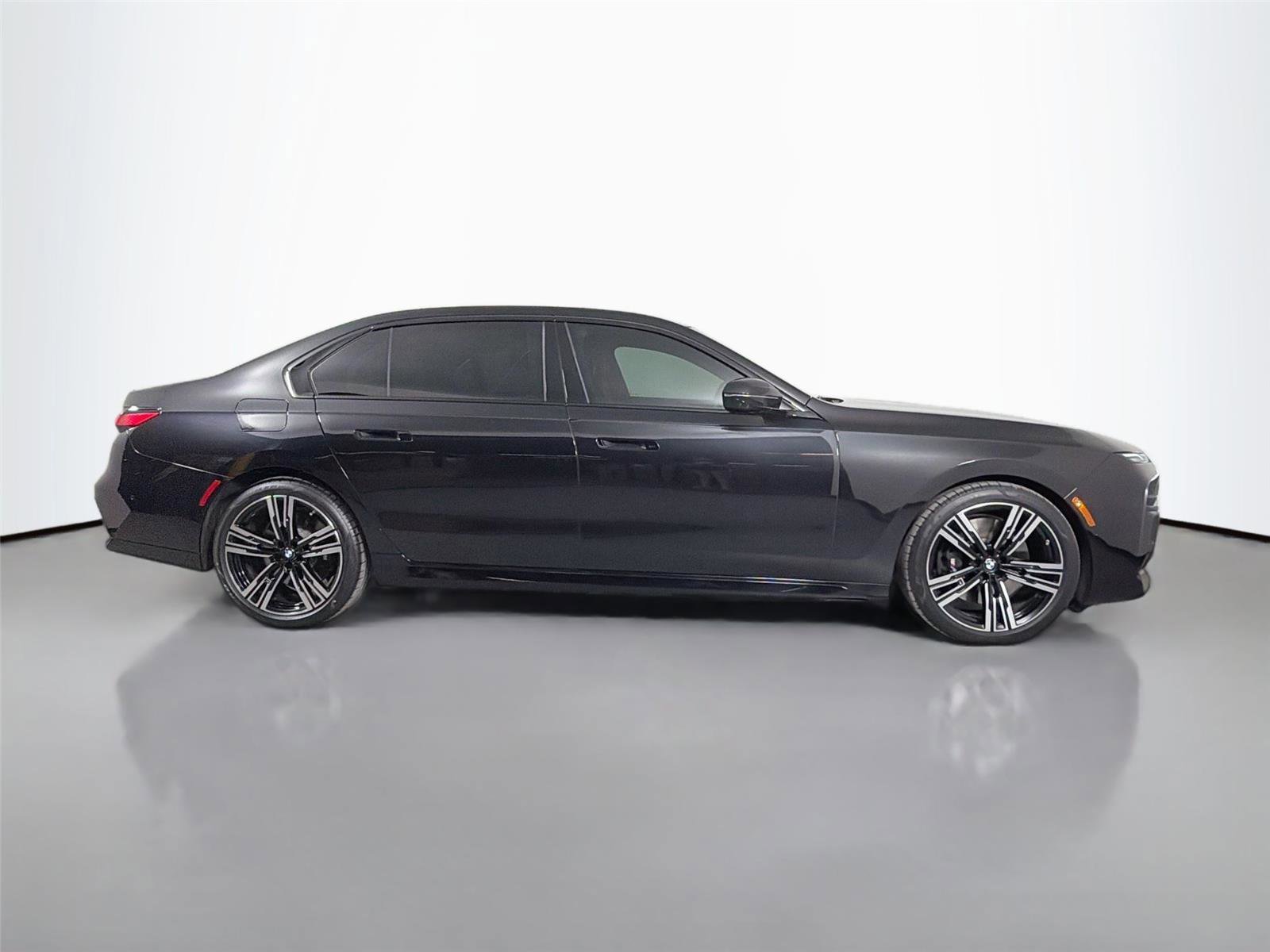 Used 2024 BMW 740i xDrive w/ Premium Package 2 AWD/4WD image 4