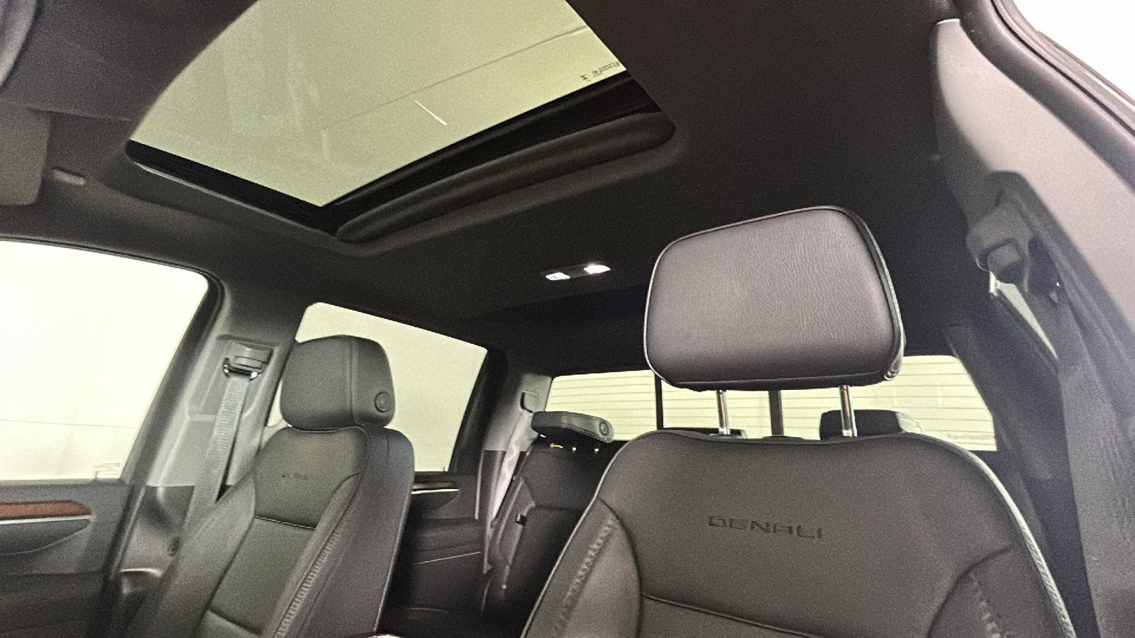 Used 2025 GMC Sierra 2500 Denali w/ Denali Reserve Package AWD/4WD image 16