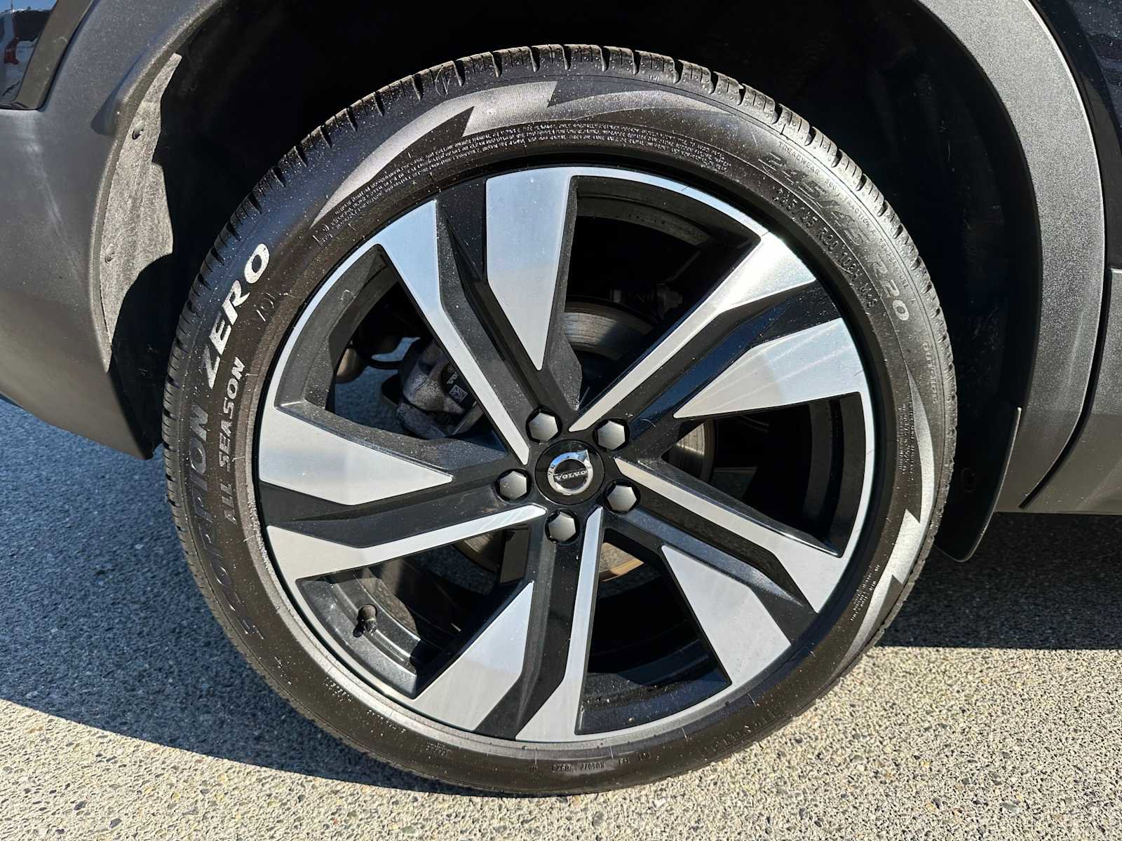 Used 2025 Volvo XC40 B5 Plus w/ Climate Package image 9