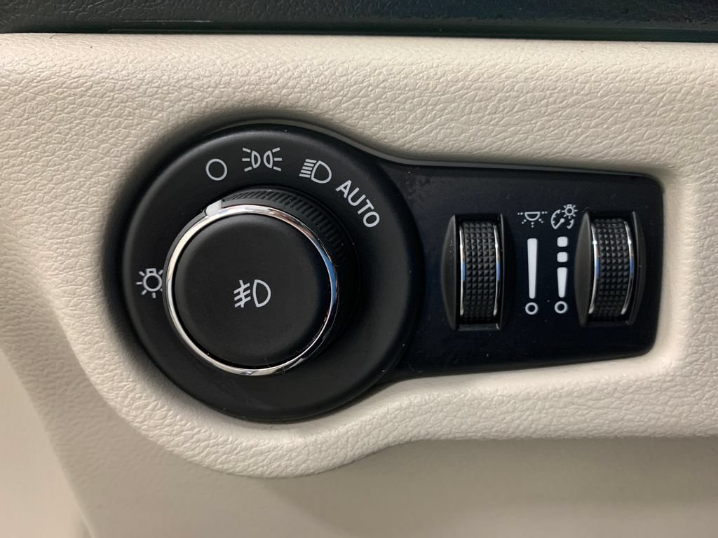 Used 2018 Chrysler Pacifica Touring-L FWD image 27