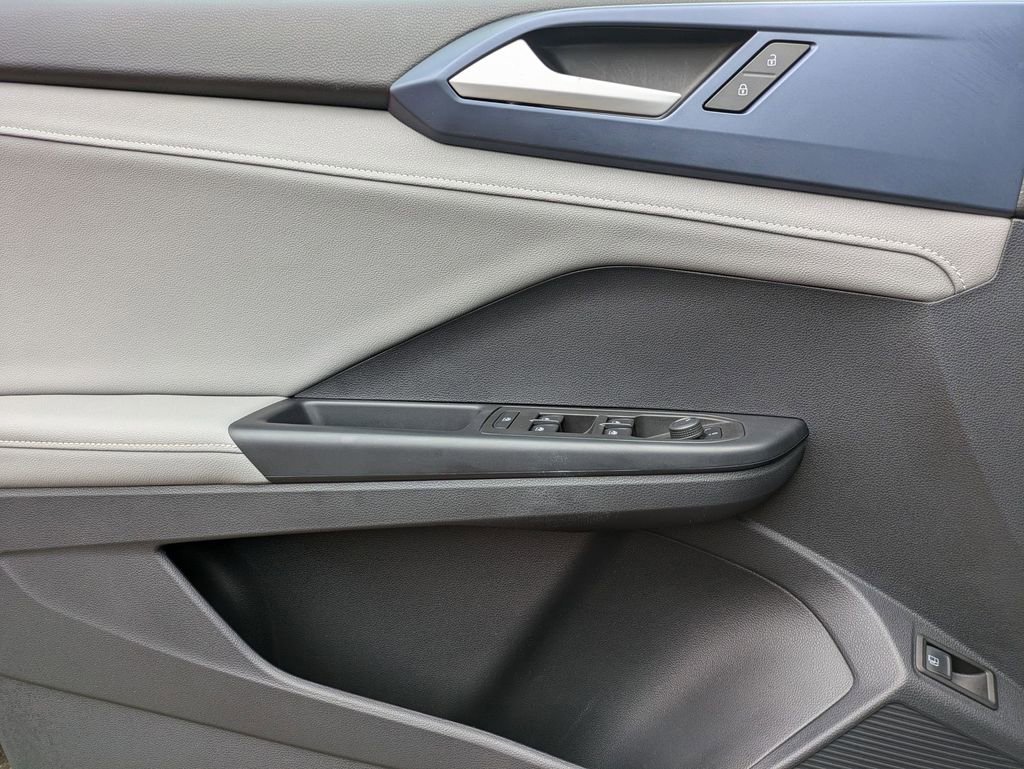 Used 2024 Volkswagen Taos SE image 11