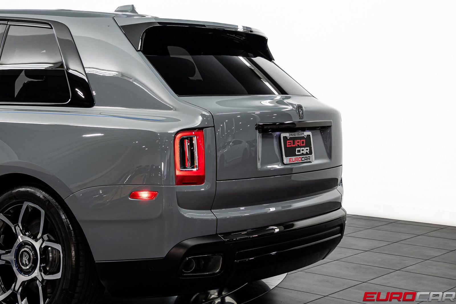 Used 2022 Rolls-Royce Cullinan Black Badge w/ Dark Exterior Package image 17