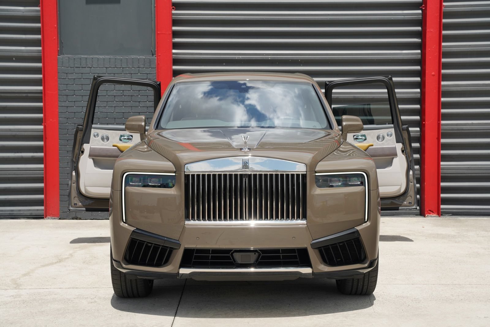 Used 2025 Rolls-Royce Cullinan AWD/4WD image 2