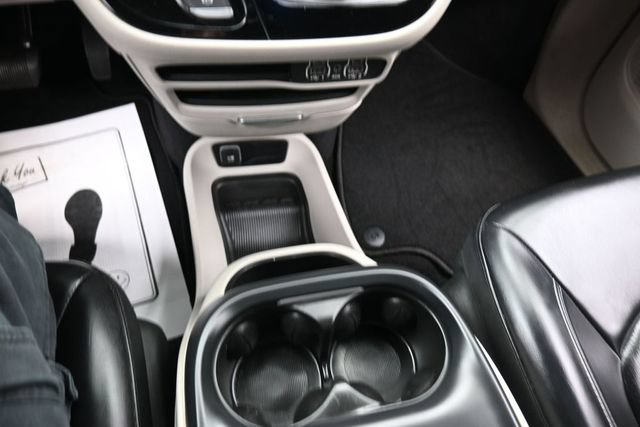 Used 2023 Chrysler Pacifica Touring-L FWD image 11