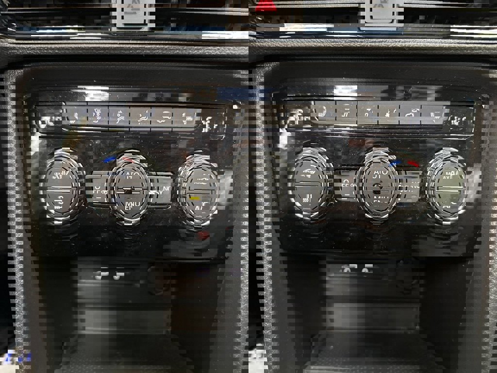 Used 2024 Volkswagen Taos SE image 33