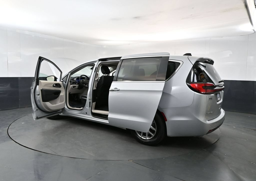 Used 2024 Chrysler Pacifica Touring-L FWD image 28