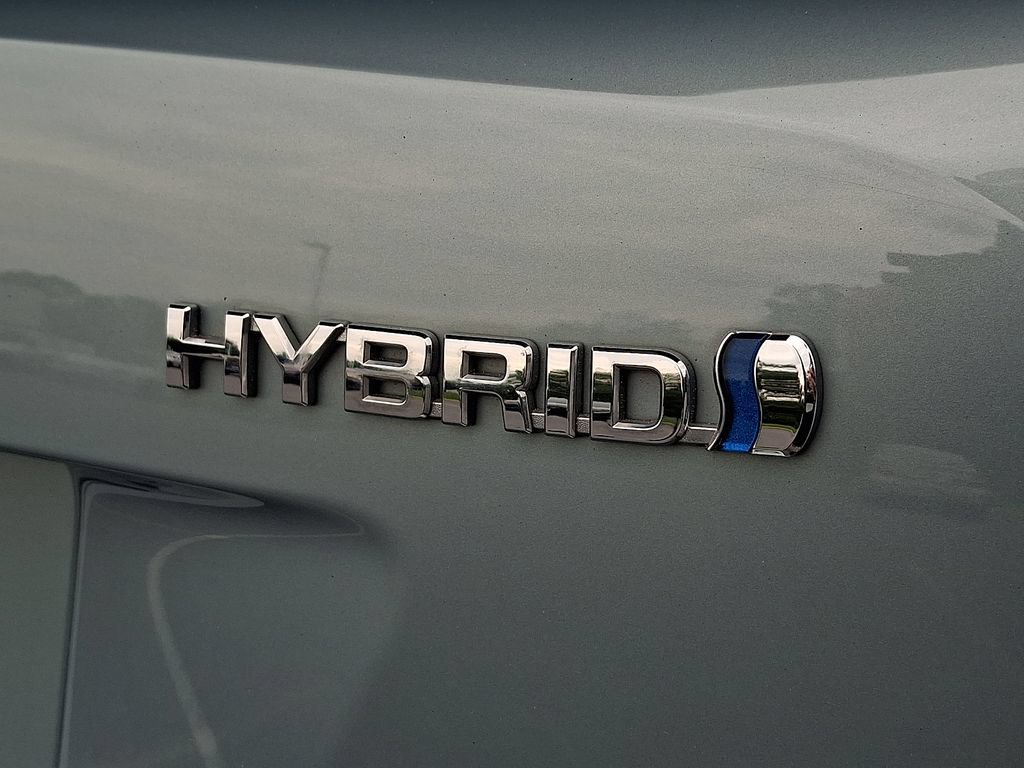 Certified 2018 Toyota Prius Three FWD image 31