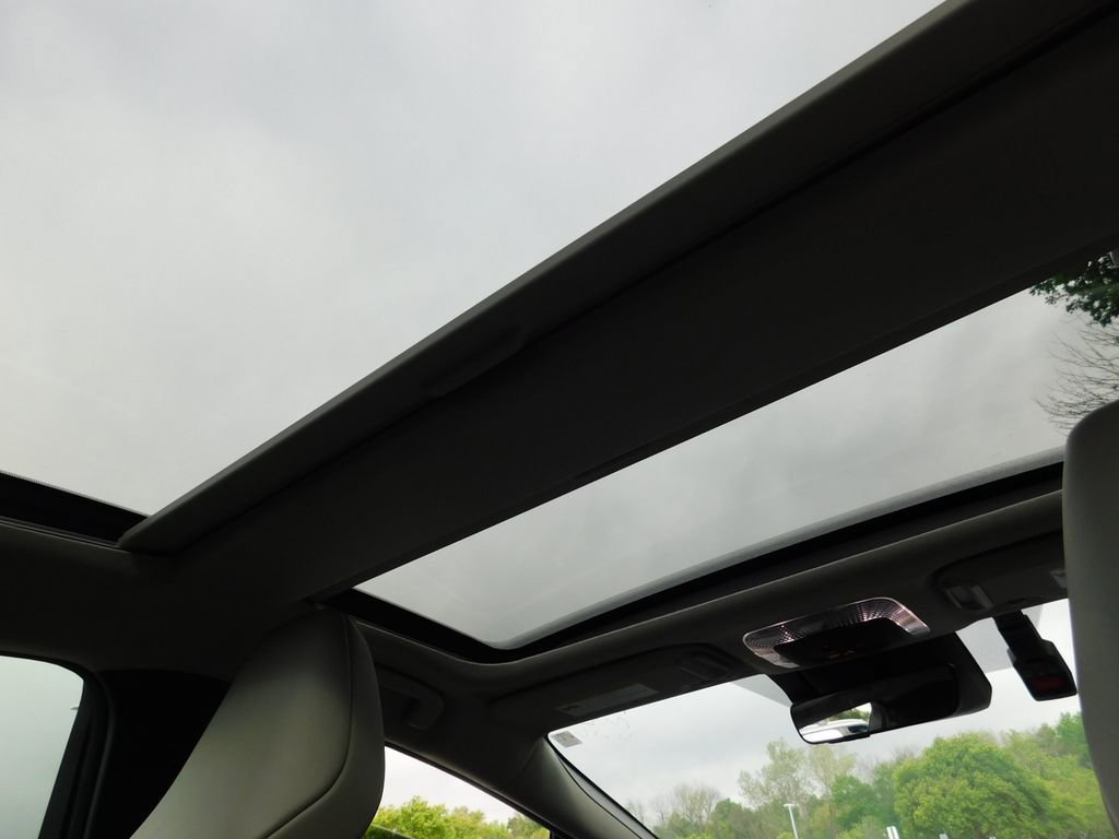Used 2024 Toyota Prius XLE AWD/4WD image 6