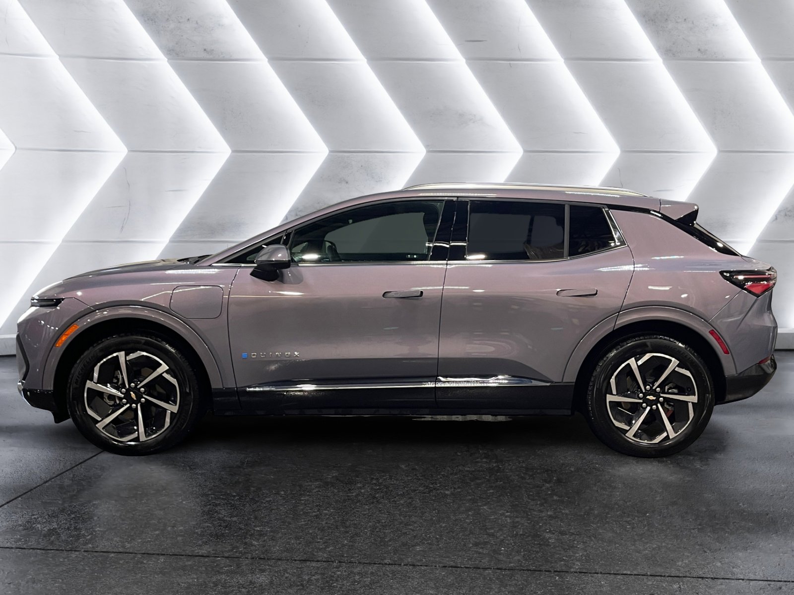 Used 2025 Chevrolet Equinox EV LT w/ Convenience Package image 3