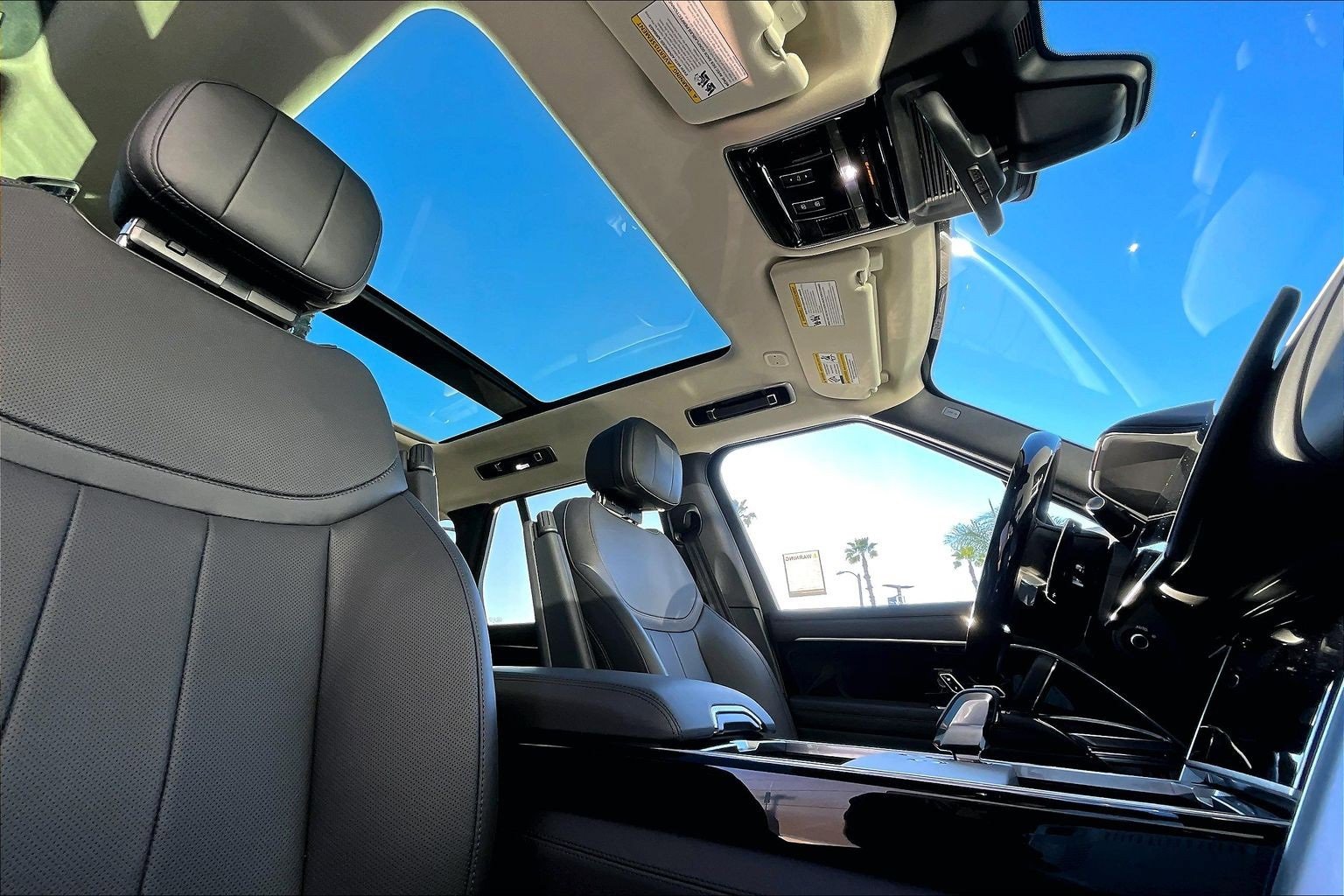 Used 2025 Land Rover Range Rover SE image 21