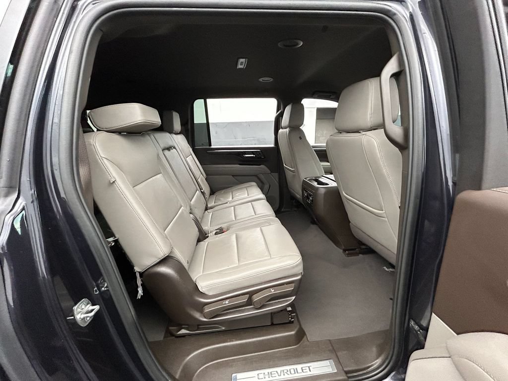 Used 2025 Chevrolet Suburban LT RWD image 18