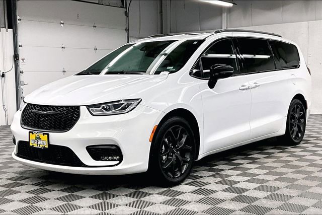 Used 2025 Chrysler Pacifica Limited image 12