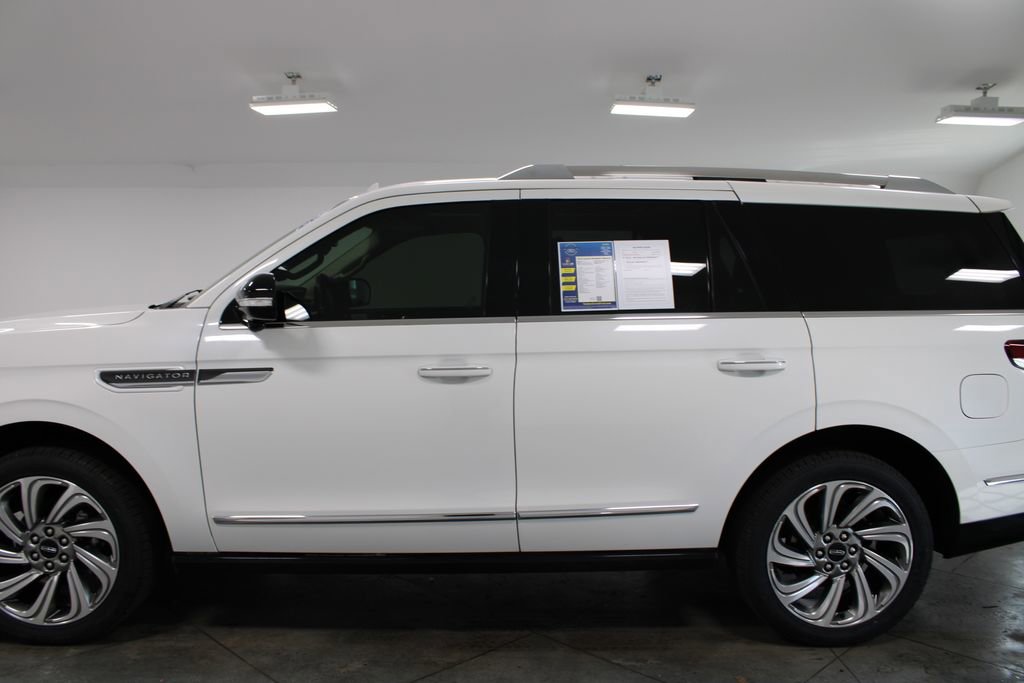 Used 2023 Lincoln Navigator Reserve image 6