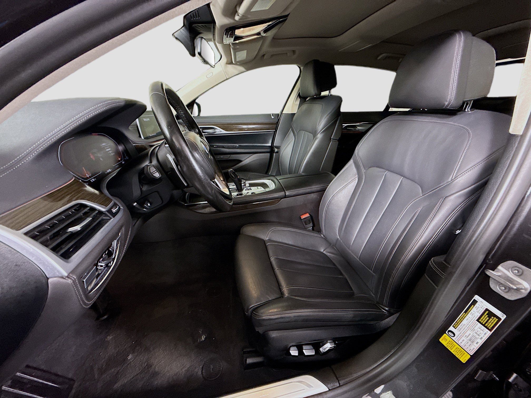 Used 2022 BMW 740i image 22