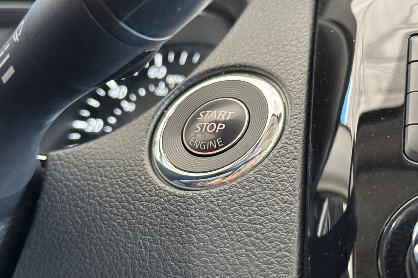 Used 2020 Nissan Rogue SV FWD image 28