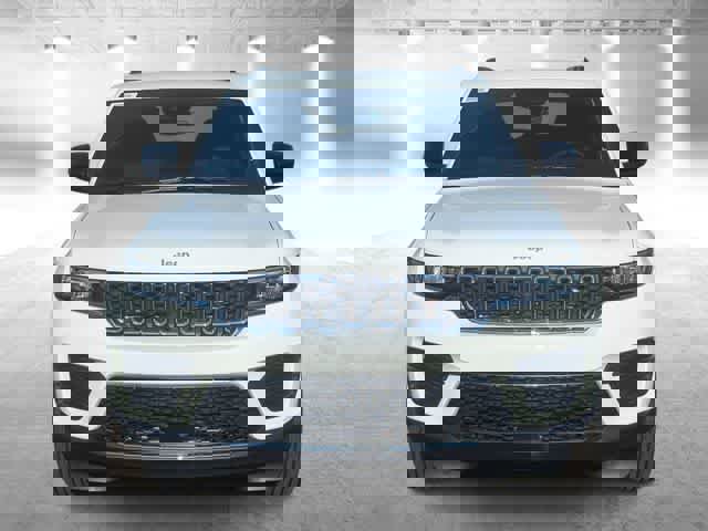 Used 2025 Jeep Grand Cherokee Laredo image 3