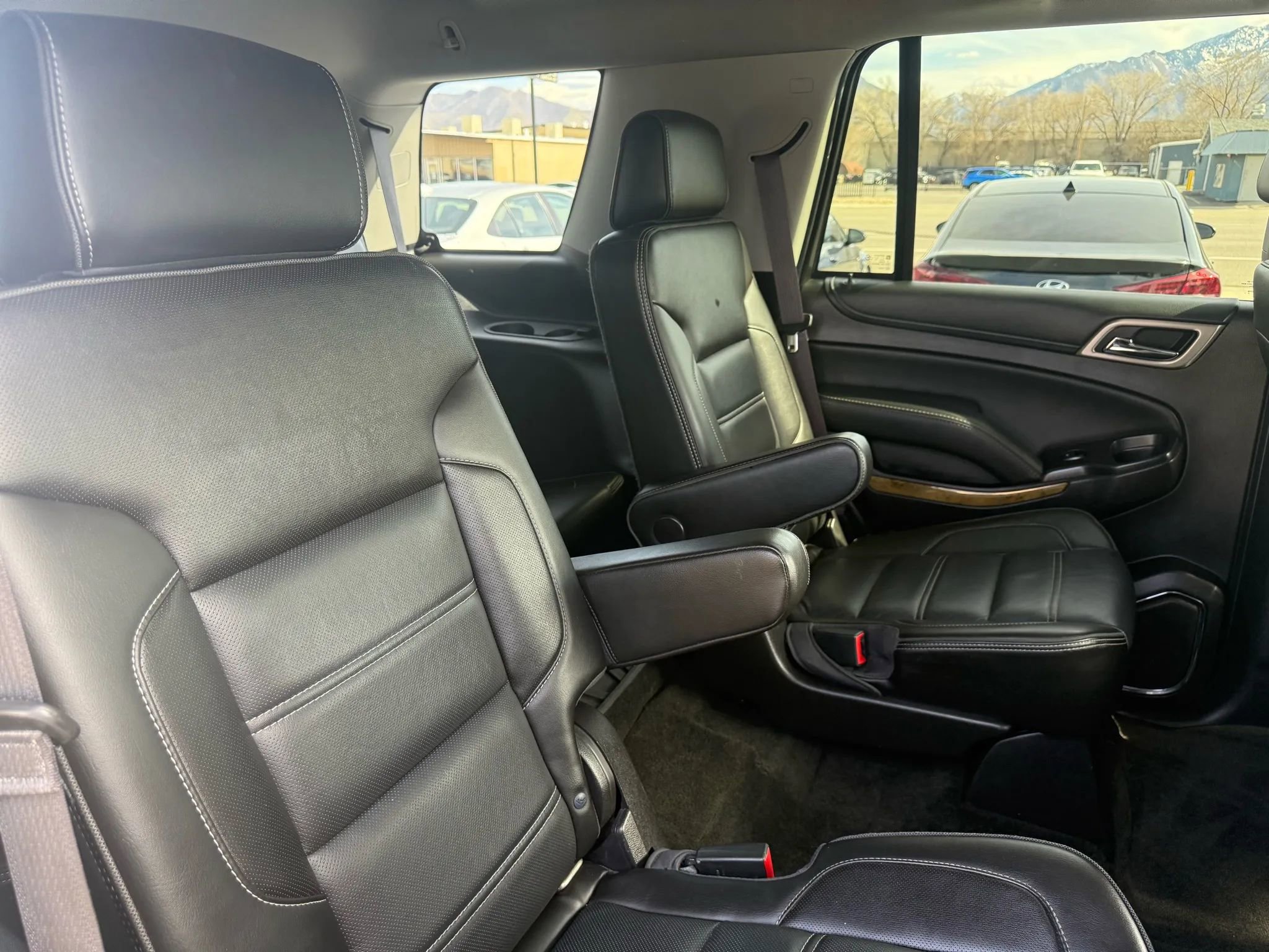 Used 2017 GMC Yukon Denali w/ Enhanced Security Package image 28