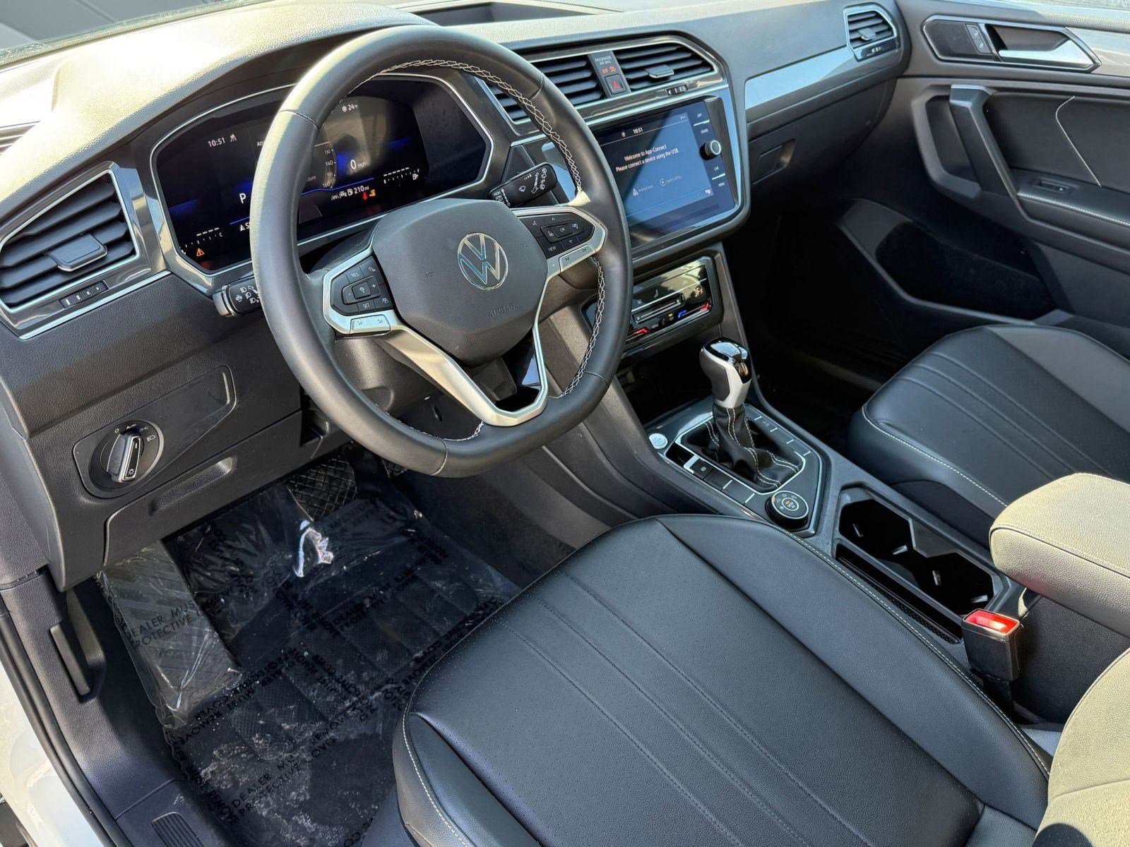 Used 2024 Volkswagen Tiguan SE w/ Panoramic Sunroof Package image 4