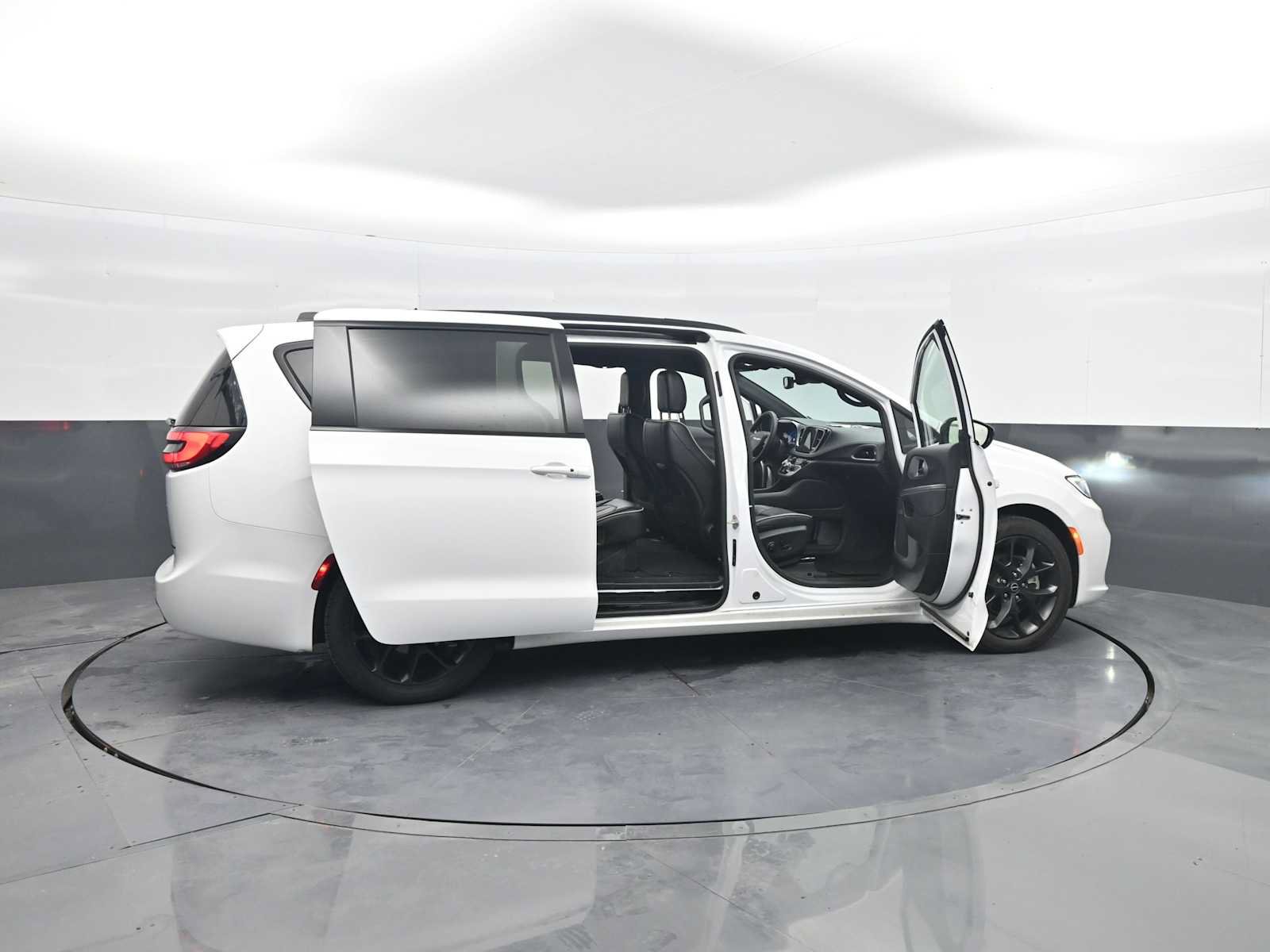 Used 2025 Chrysler Pacifica Limited FWD image 48