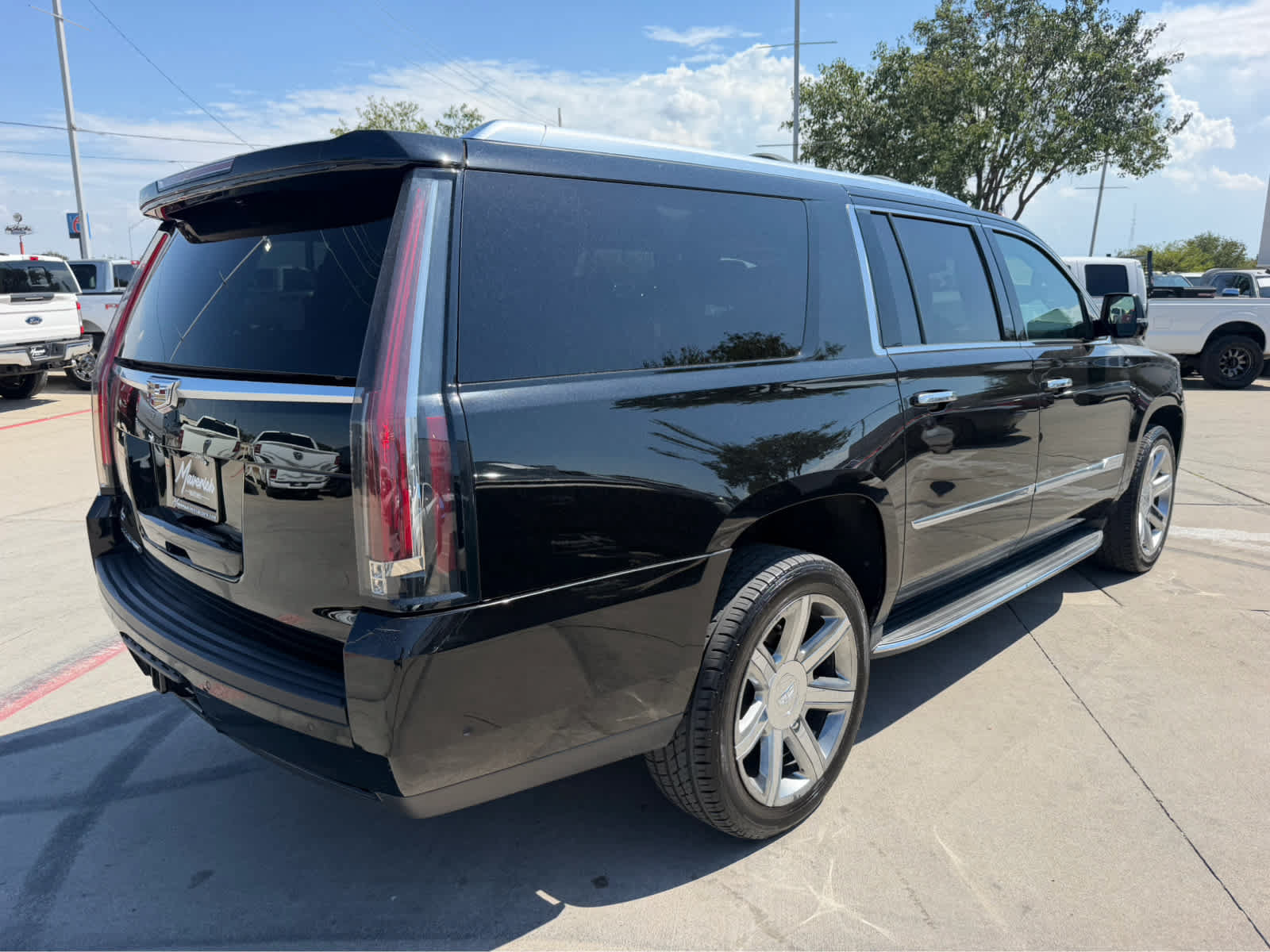 Used 2017 Cadillac Escalade ESV Luxury AWD/4WD image 3