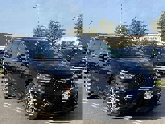 Used 2023 Chrysler Pacifica Touring-L image 2
