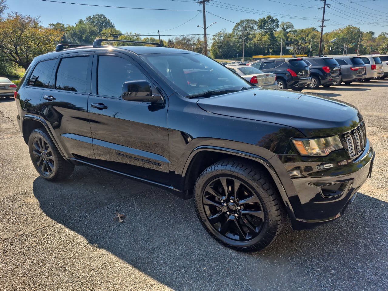 Used 2017 Jeep Grand Cherokee Altitude AWD/4WD image 3