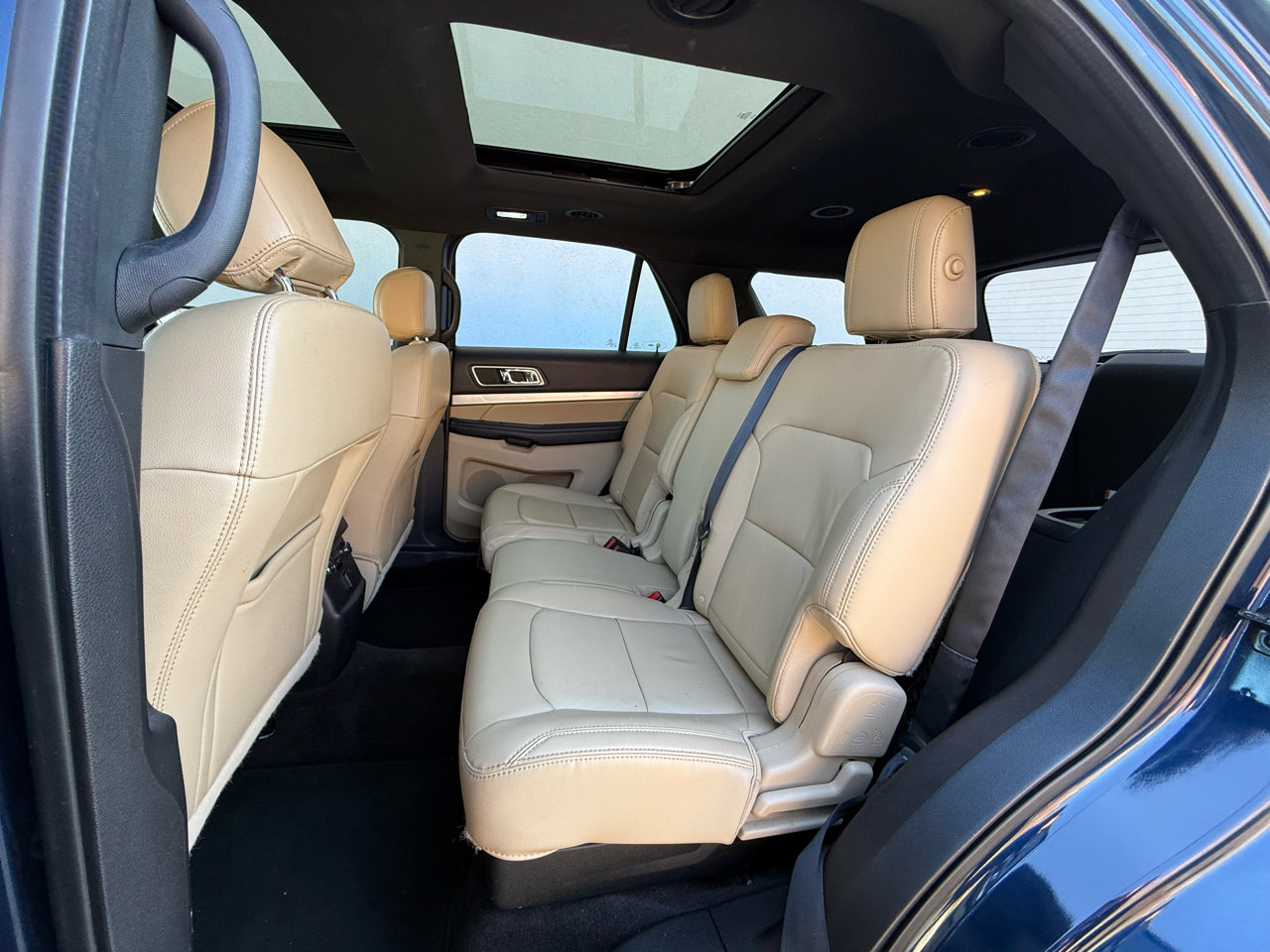 Used 2017 Ford Explorer XLT w/ Equipment Group 202A image 3