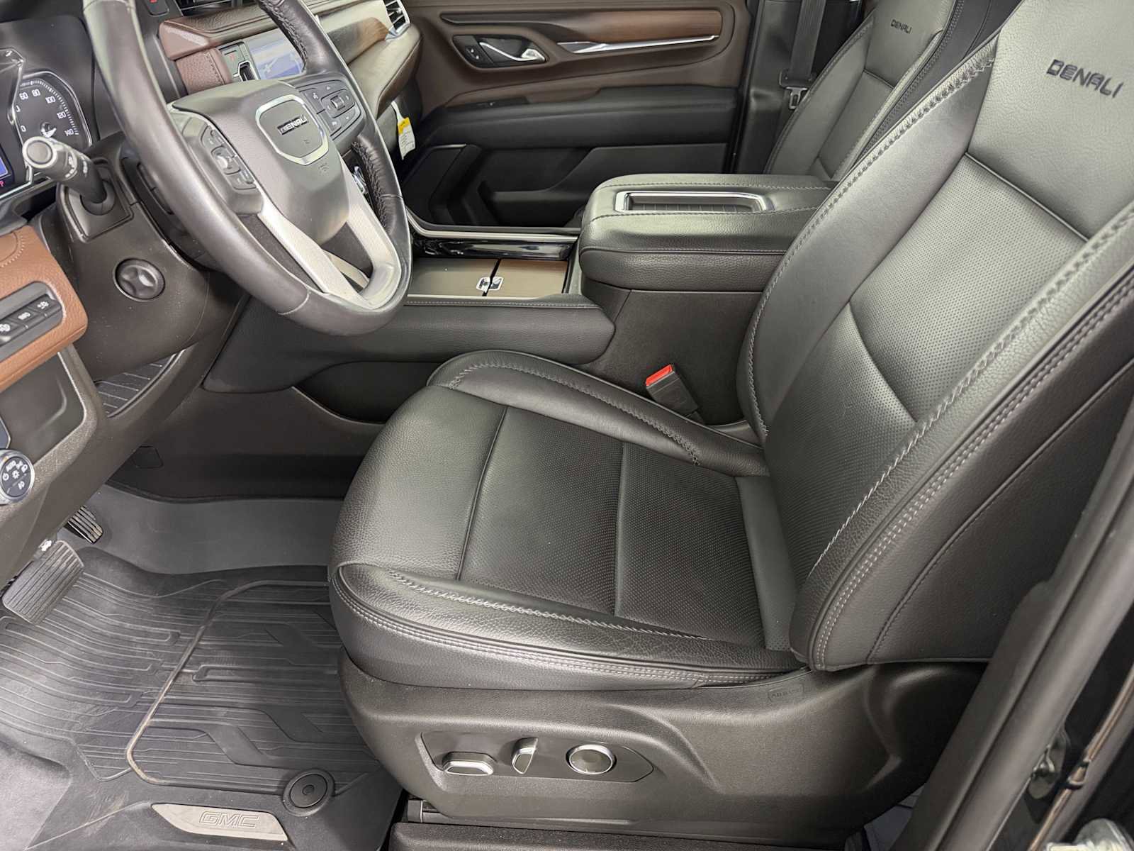 Certified 2021 GMC Yukon Denali w/ Denali Premium Package image 8
