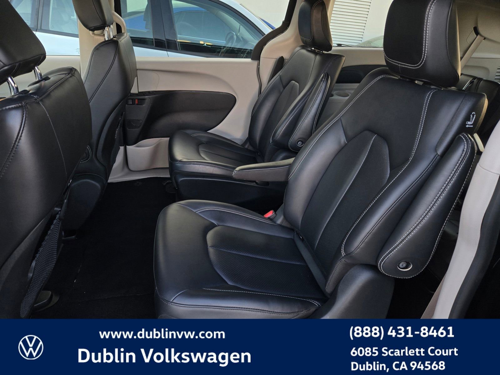 Used 2024 Chrysler Pacifica Select image 12