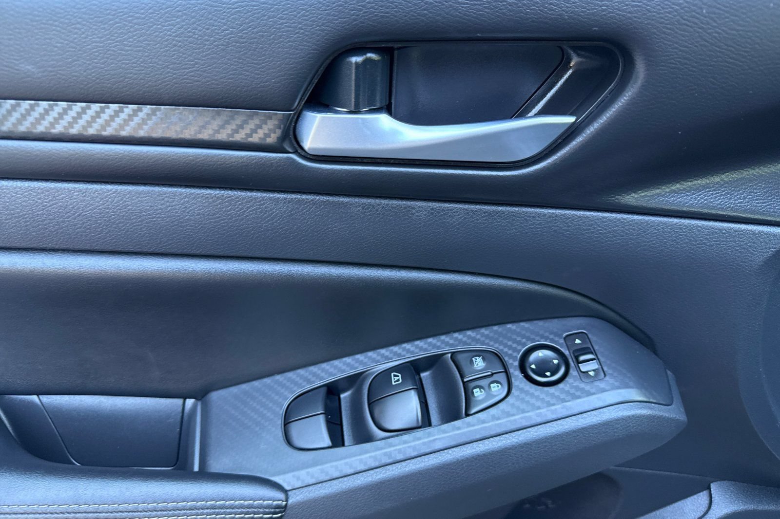 Used 2025 Nissan Altima 2.5 SV FWD image 12