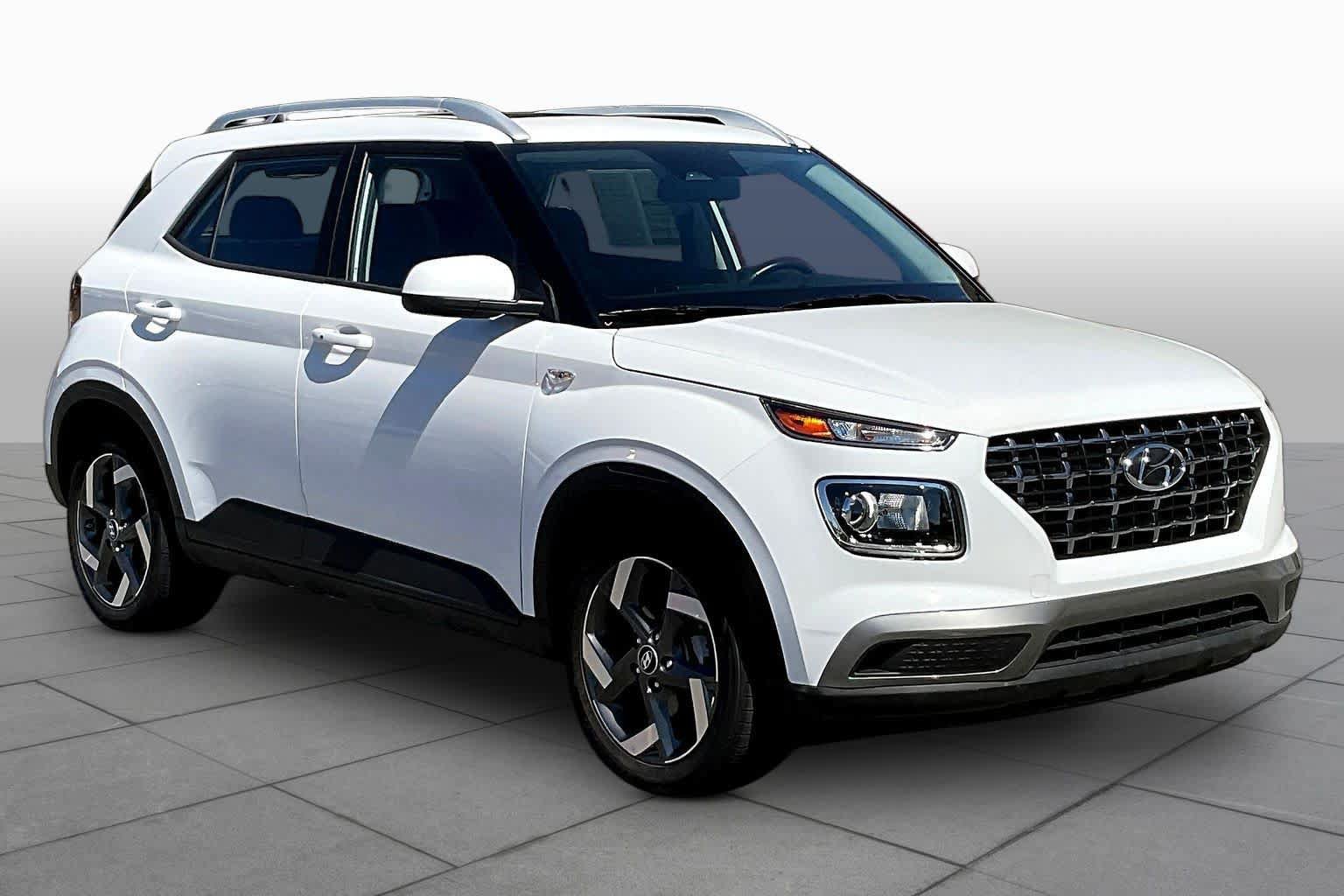 Used 2025 Hyundai Venue SEL FWD image 3