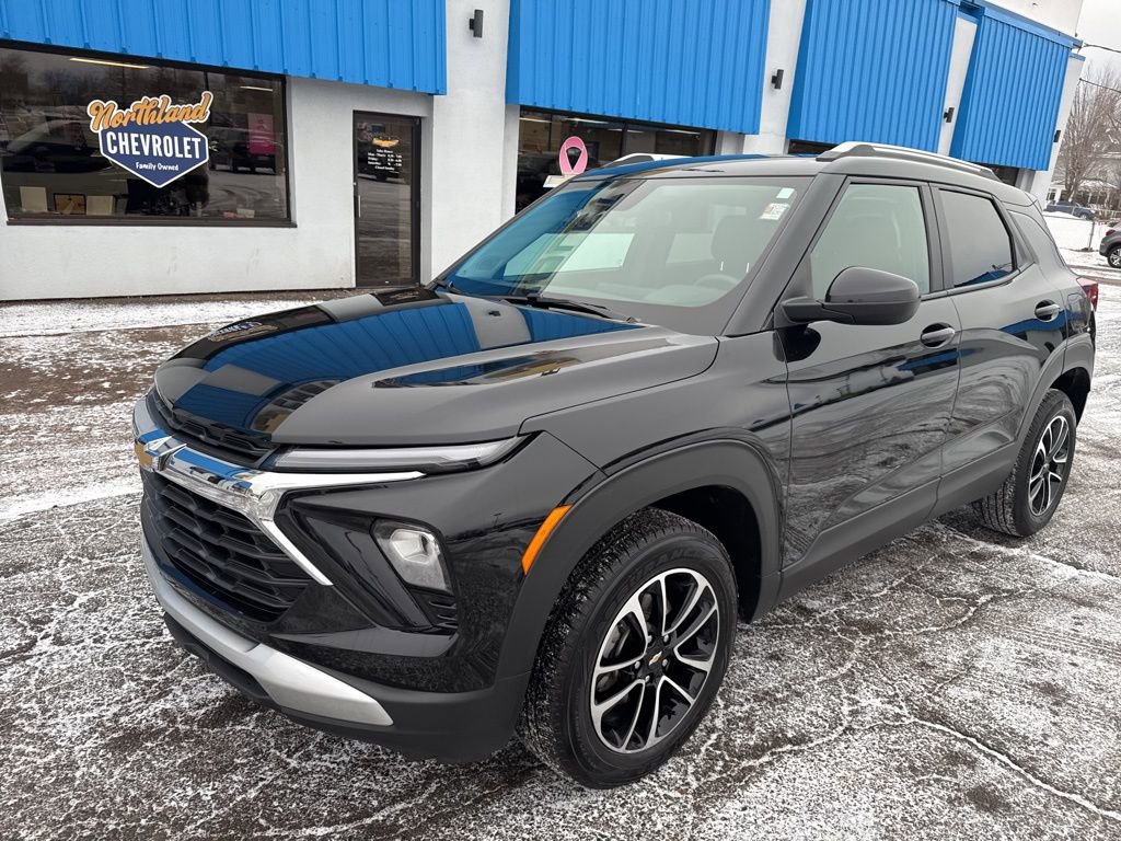 Used 2024 Chevrolet TrailBlazer LT image 2