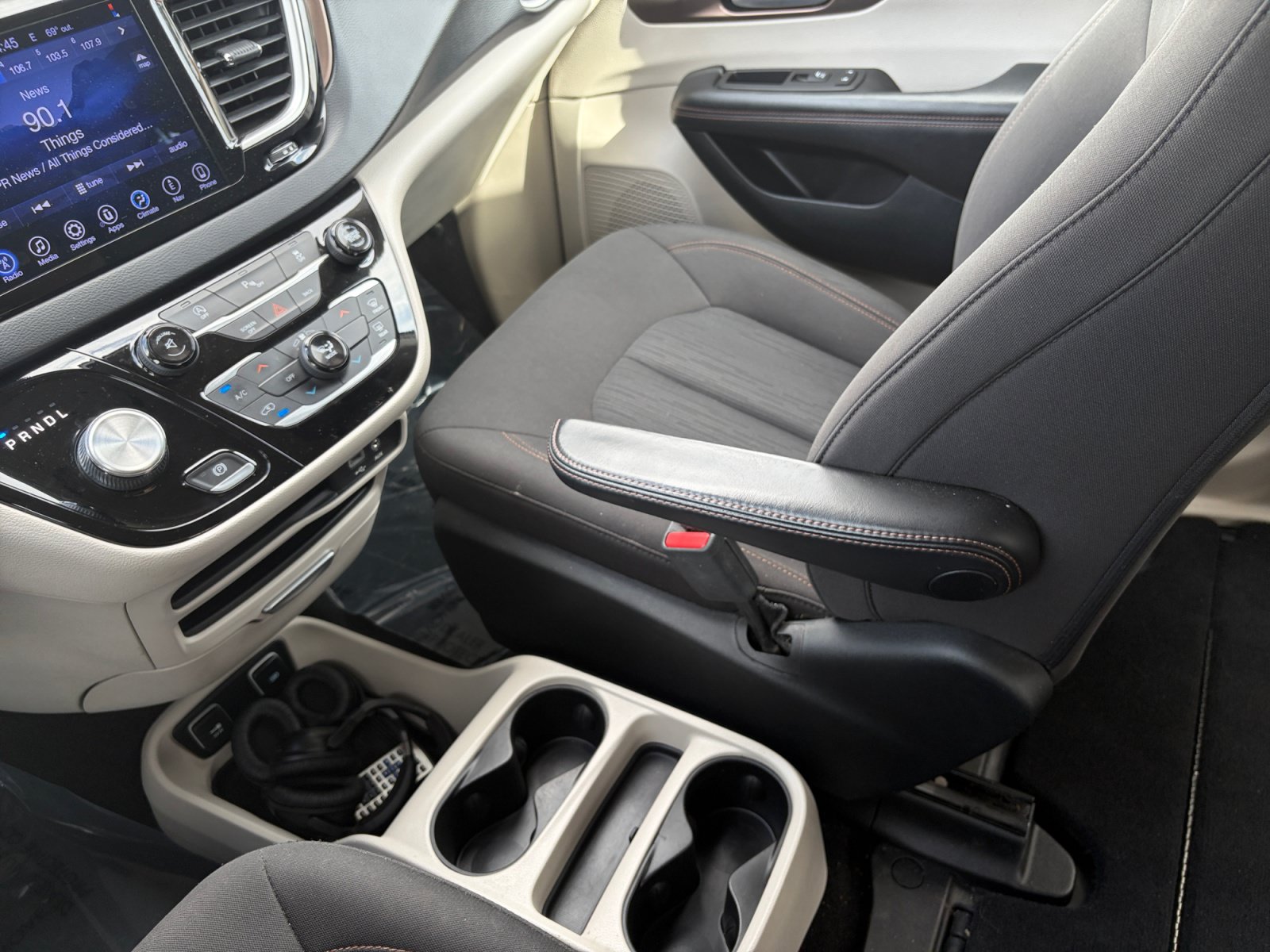 Used 2017 Chrysler Pacifica Touring FWD image 19