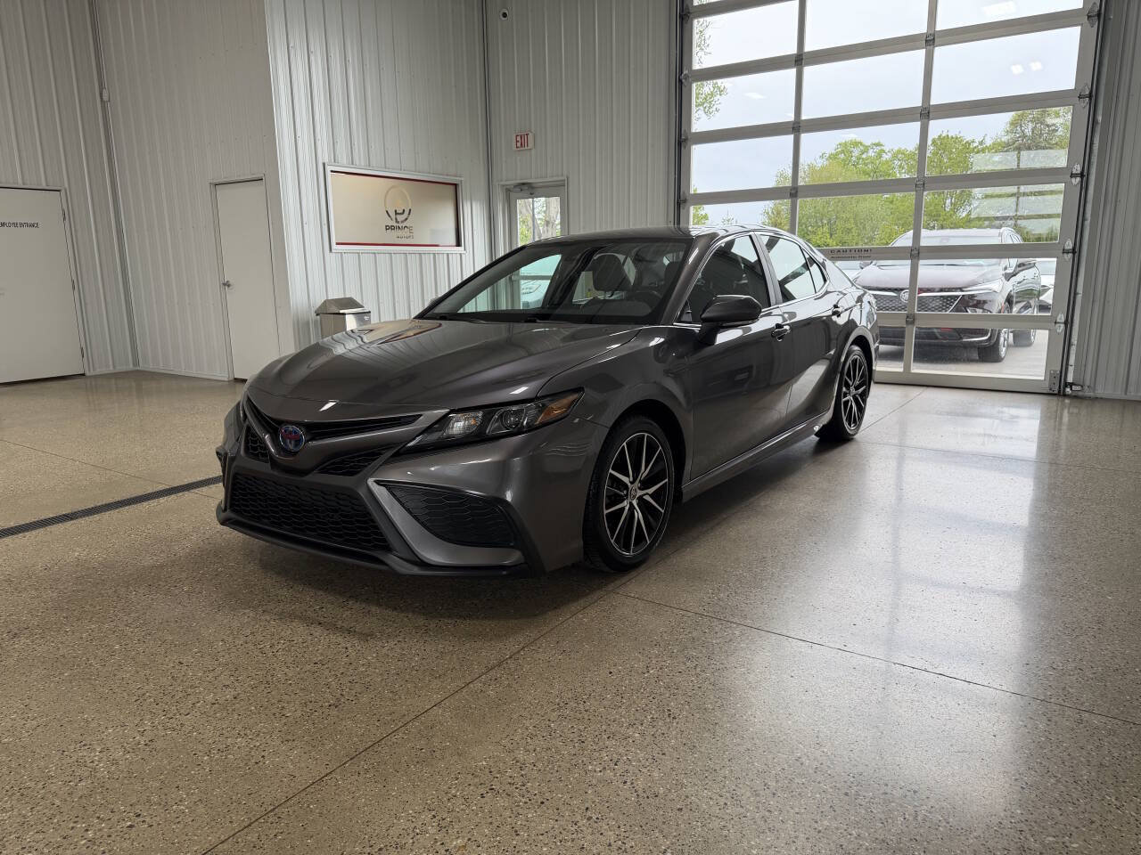 Used 2023 Toyota Camry SE FWD image 2