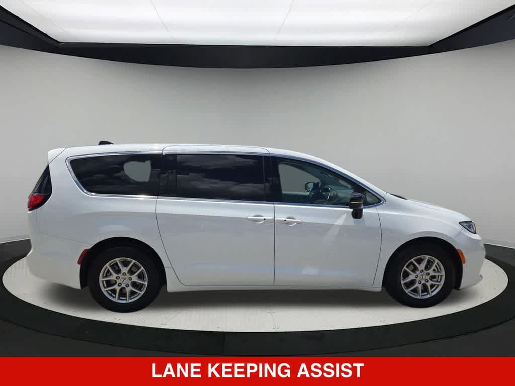 Used 2024 Chrysler Pacifica Touring-L FWD image 7