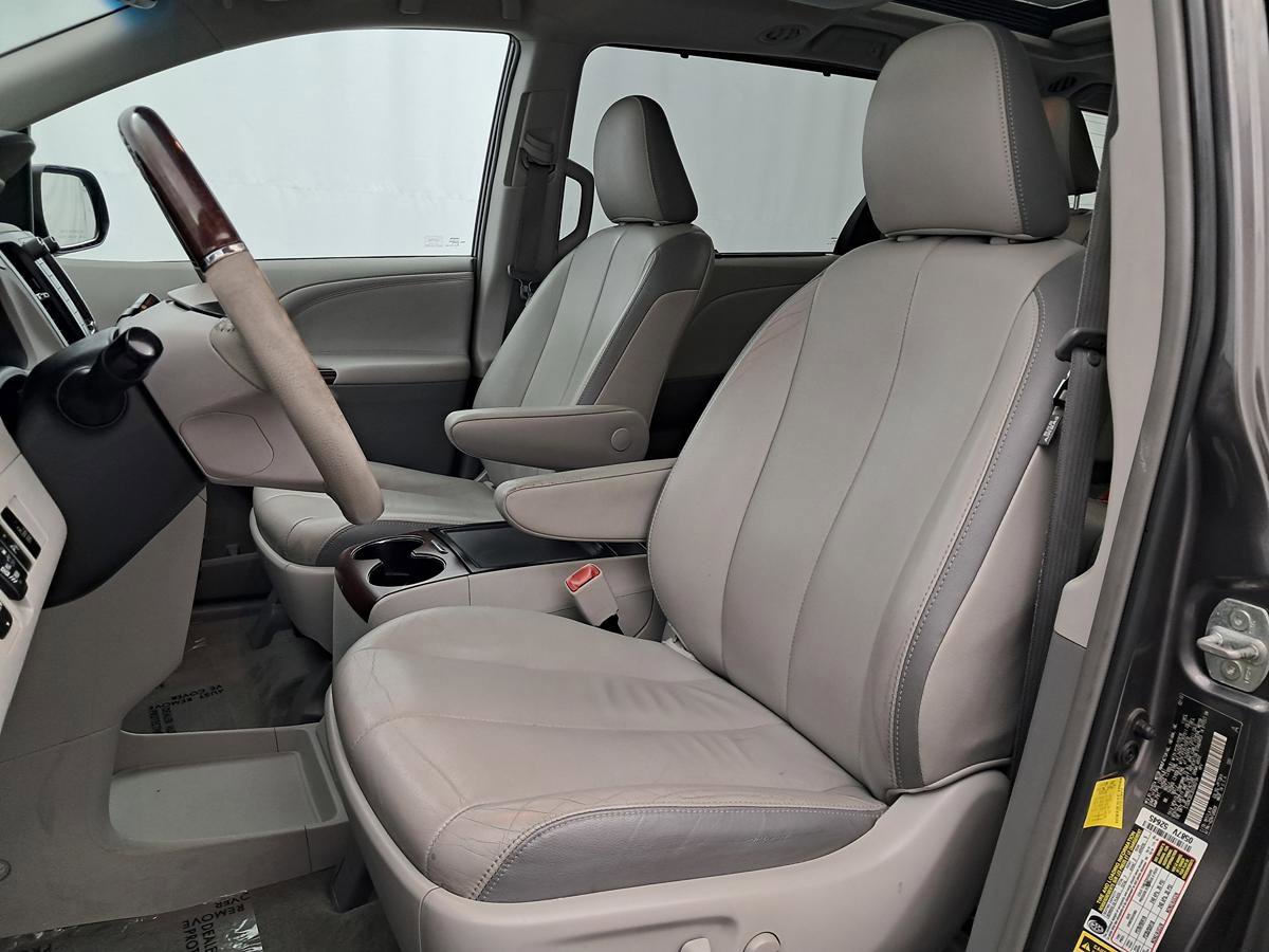 Used 2013 Toyota Sienna Limited w/ Premium Pkg image 9