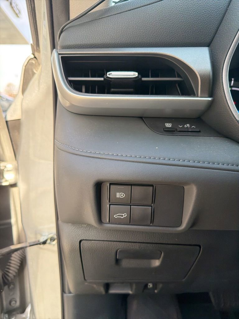 Used 2021 Toyota Highlander XLE image 22