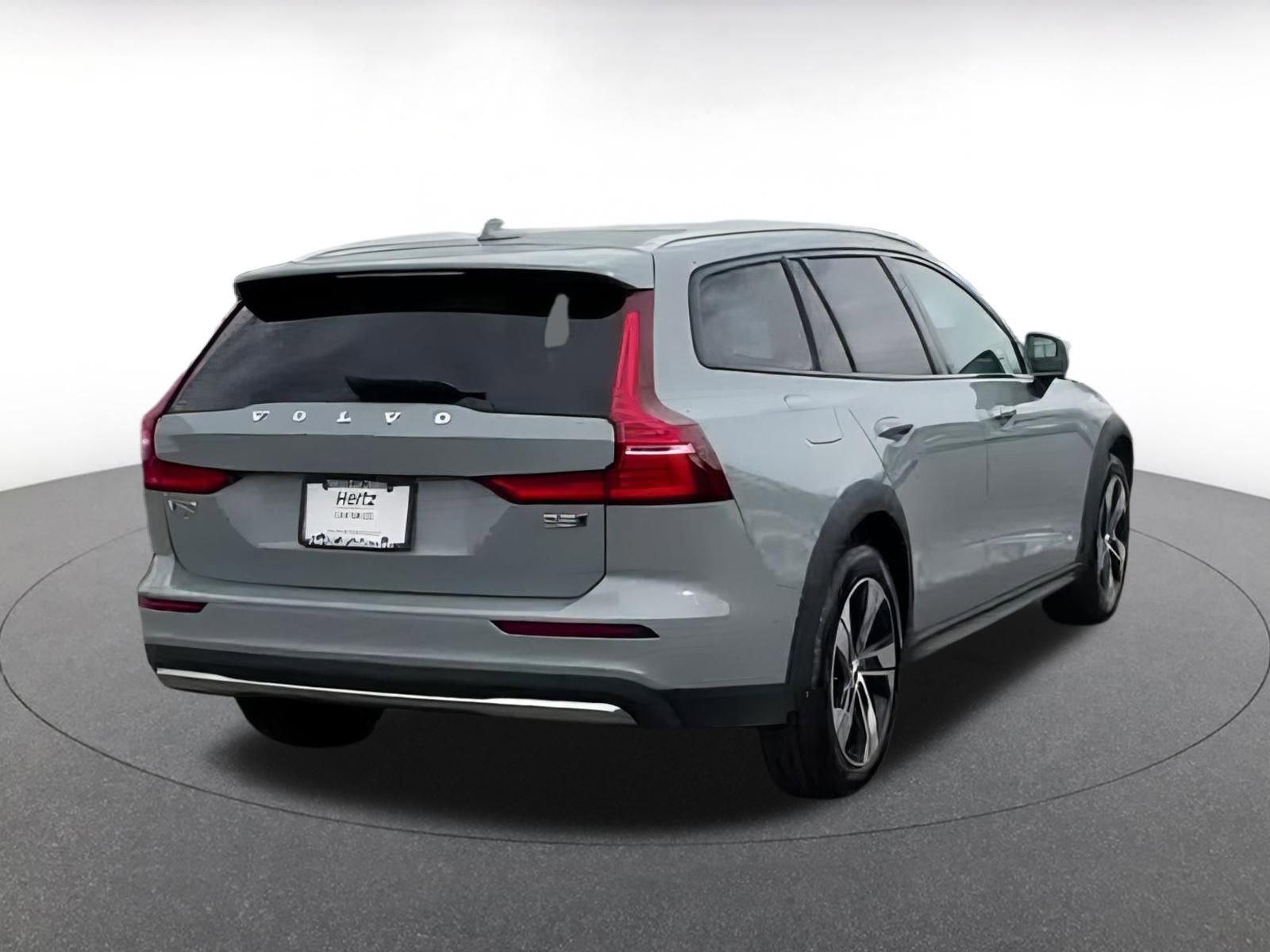 Used 2025 Volvo V60 B5 Cross Country Plus image 14