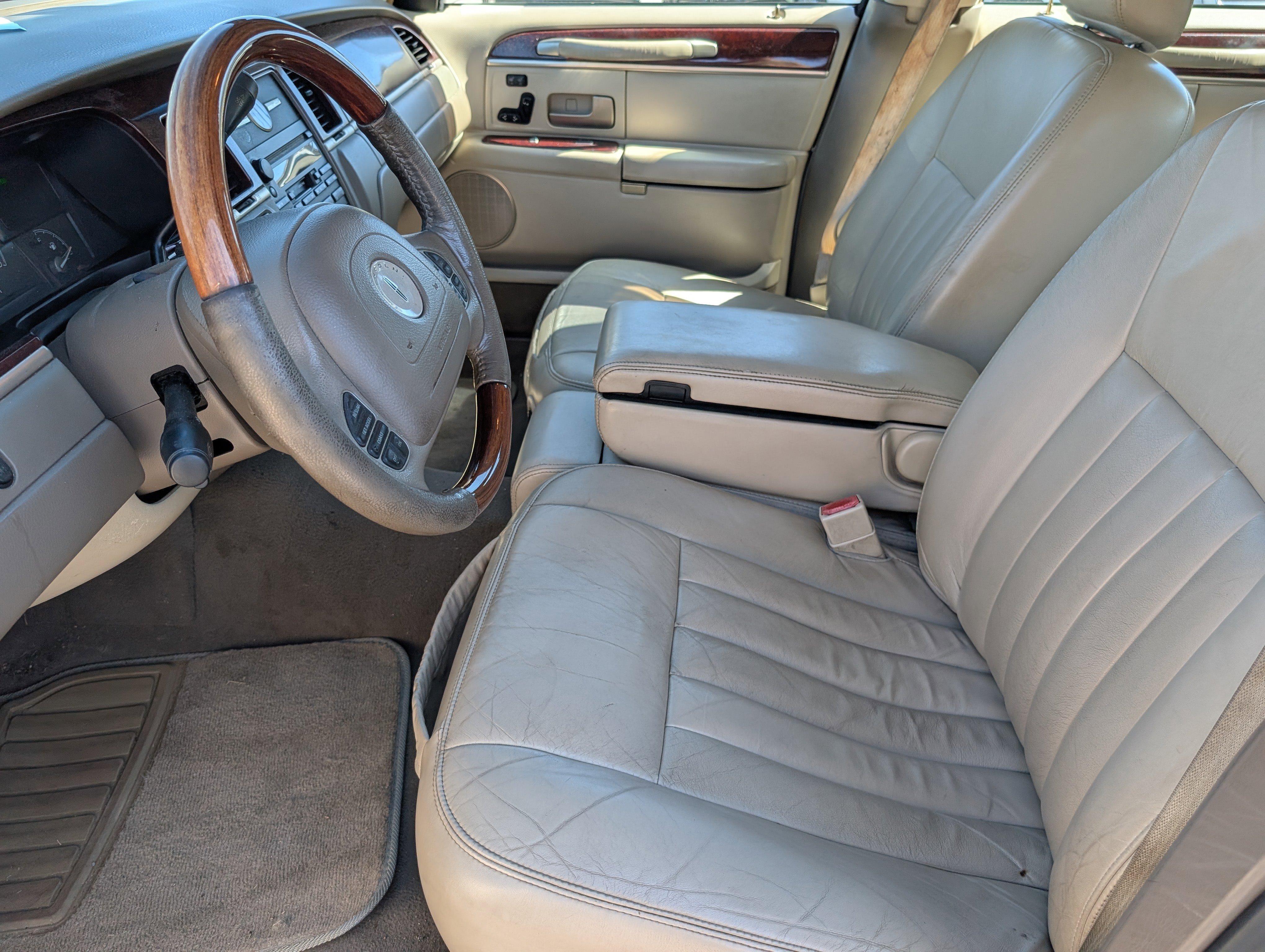 Used 2003 Lincoln Town Car Signature RWD image 7
